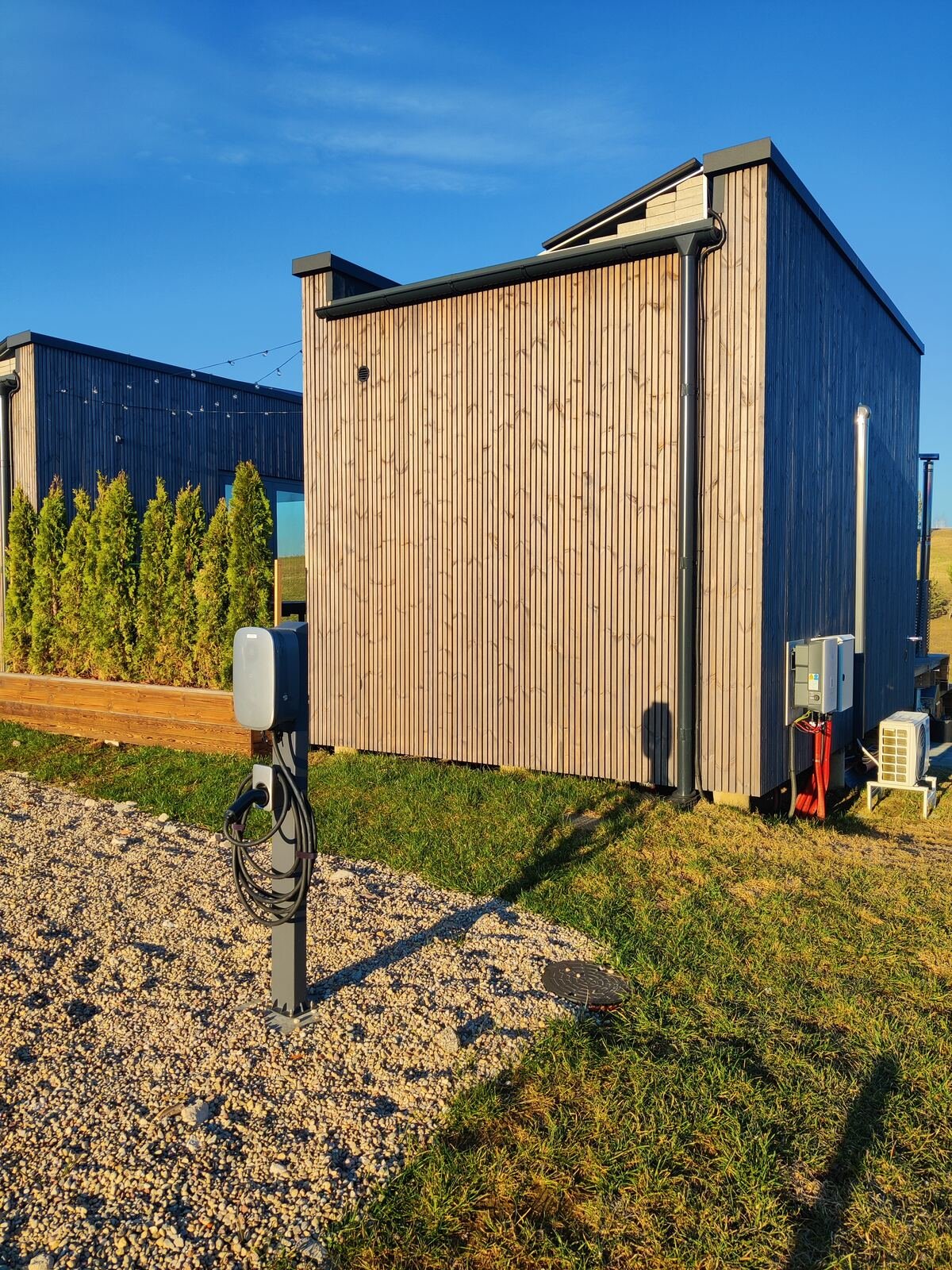 Elektromobilio įkrovimo stotelė prie namelio